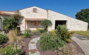 Façade en pierre naturelle valorisée par un aménagement extérieur avec piscineB&S Enduit & Façade