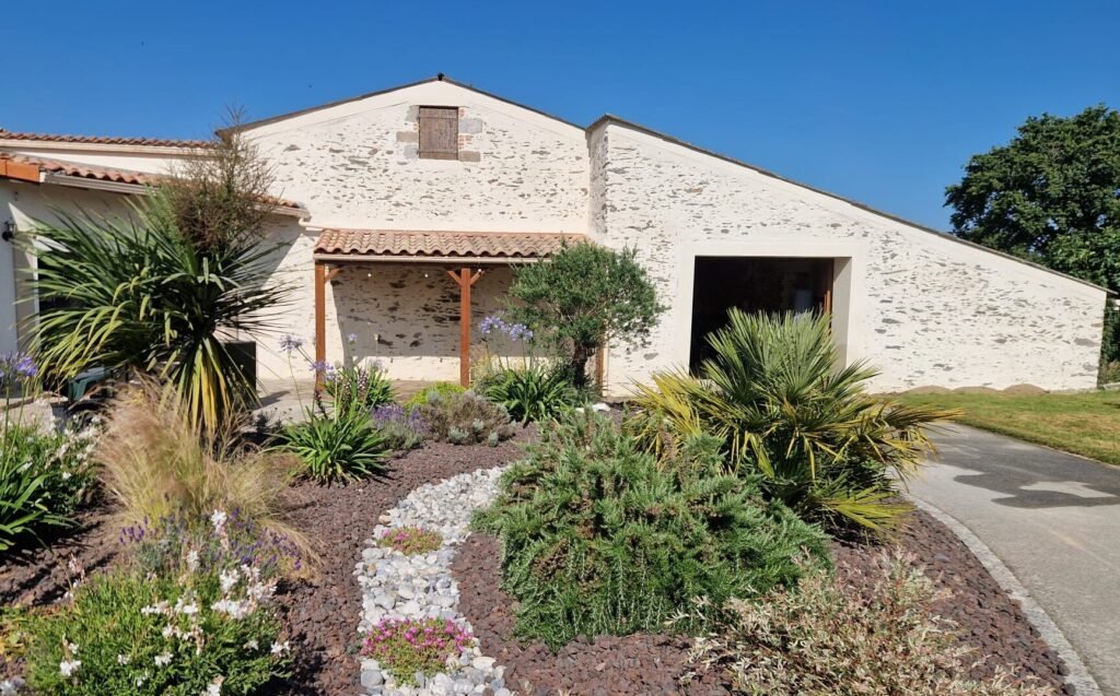 Façade en pierre naturelle valorisée par un aménagement extérieur avec piscineB&S Enduit & Façade